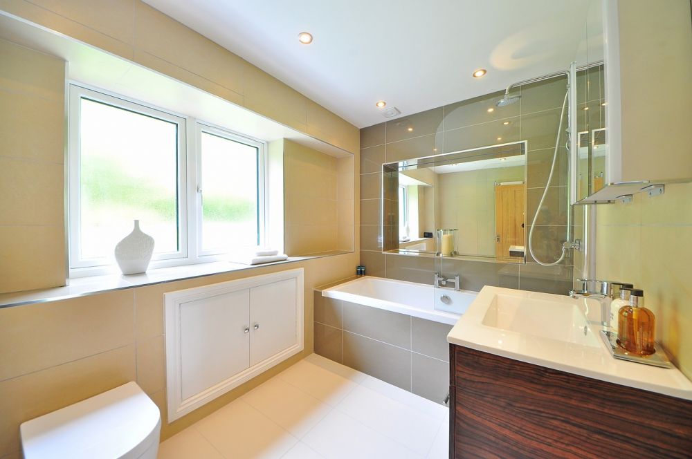 Duschvägg för litet badrum: Optimalt utrymningsalternativ för ett kompakt badrum