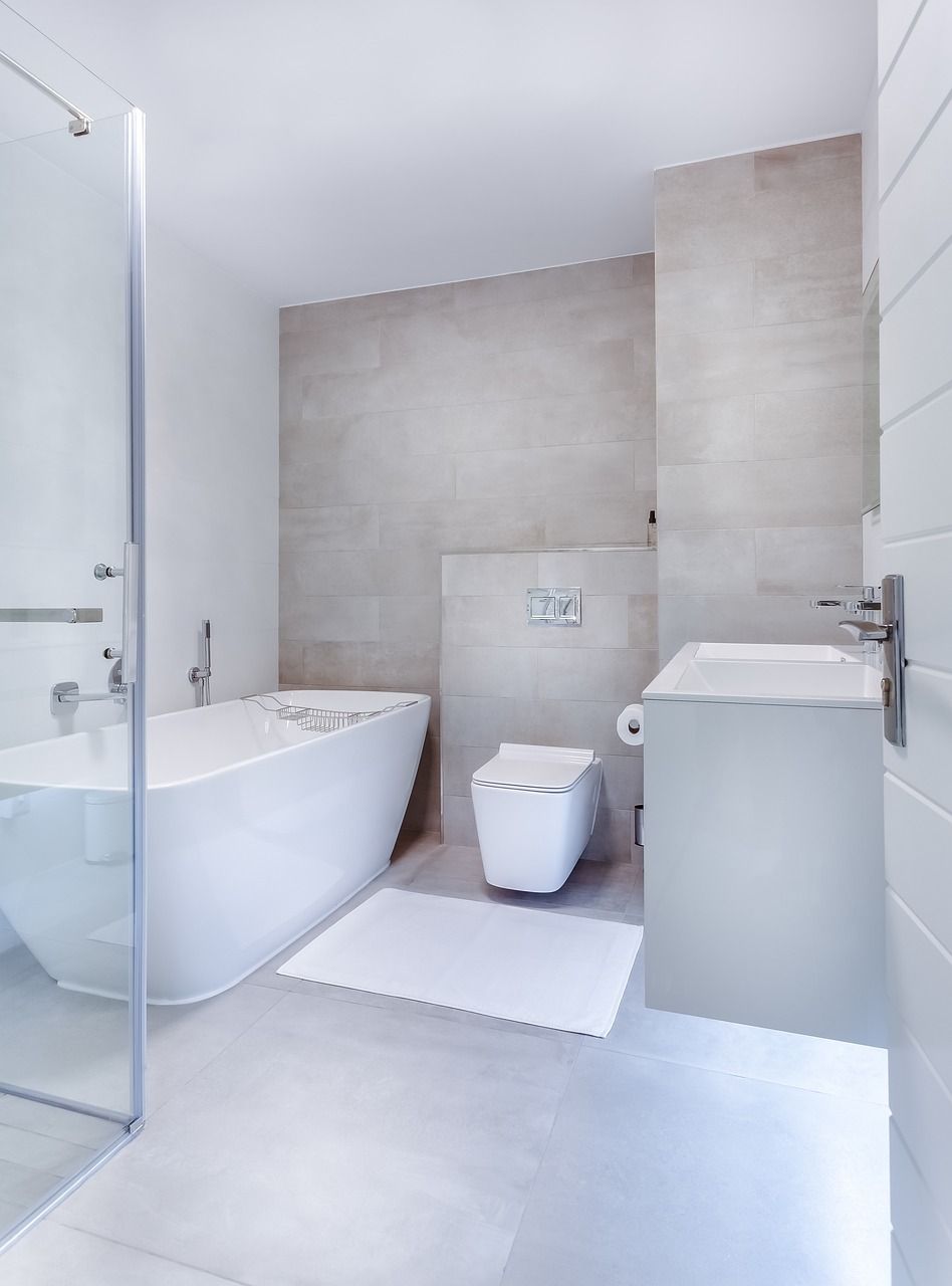 Golv i badrummet är en viktig del av inredningen som inte bara påverkar utseendet utan även funktionaliteten och hållbarheten