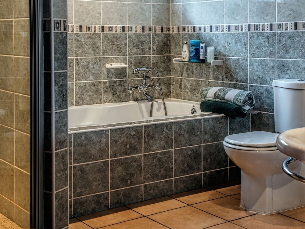 Lantligt badrum: En fördjupad titt på stil och design