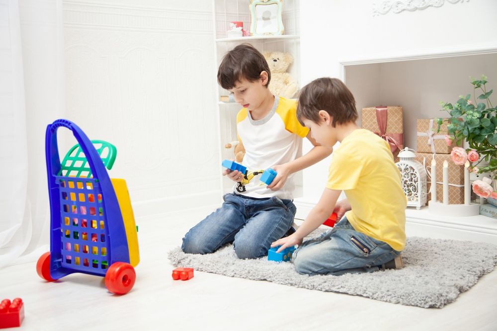 Väggförvaring i barnrummet: Smart organisering för en lekfull och praktisk inredning