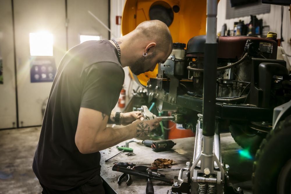 Motorsåg  så väljer och sköter du din viktigaste skogsmaskin